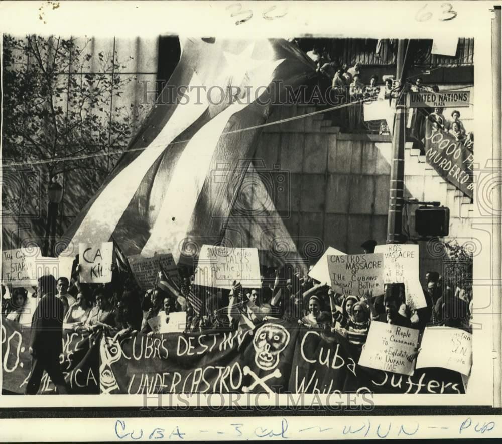 1970 Press Photo Protesters parade across United Nations building in New York