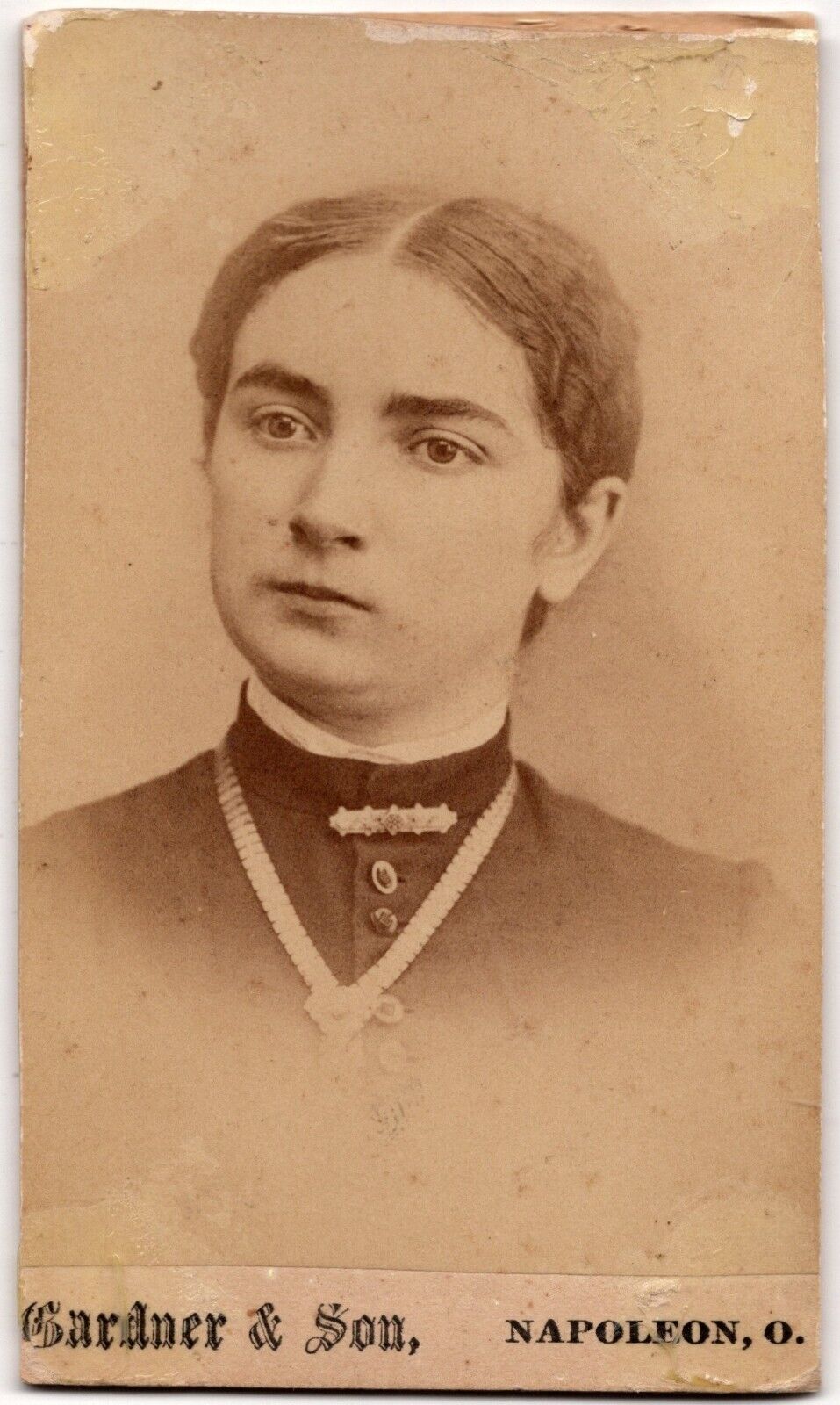 ANTIQUE CDV CIRCA 1870s GARDNER & SON GORGEOUS YOUNG LADY NAPOLEON OHIO