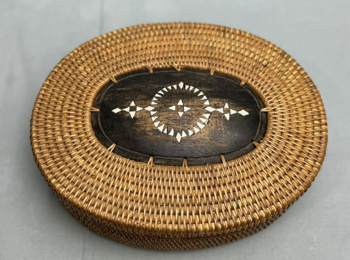 Vtg Handcrafted Indonesian Lombok Weave Basket with lid inlaid mother of pearl