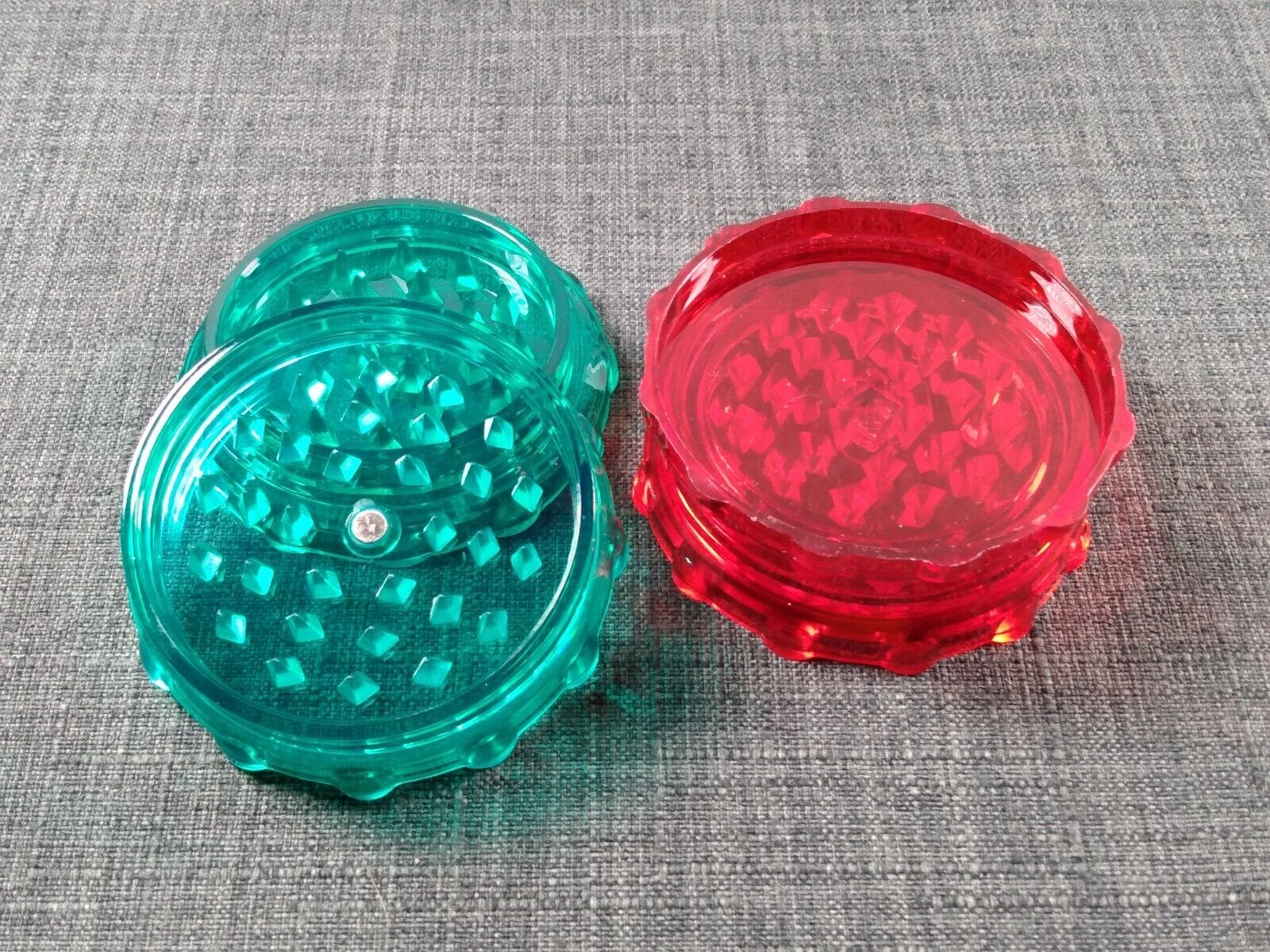LARGE PLASTIC GRINDERS - 2-Piece - 3in. w/ Magnet (GREEN + RED) Lot of 2