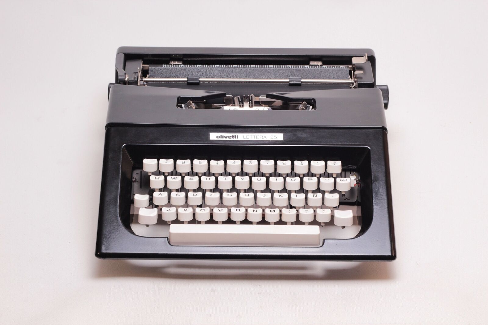 SALE - Lettera 25 Black Typewriter, Vintage, Professionally Serviced
