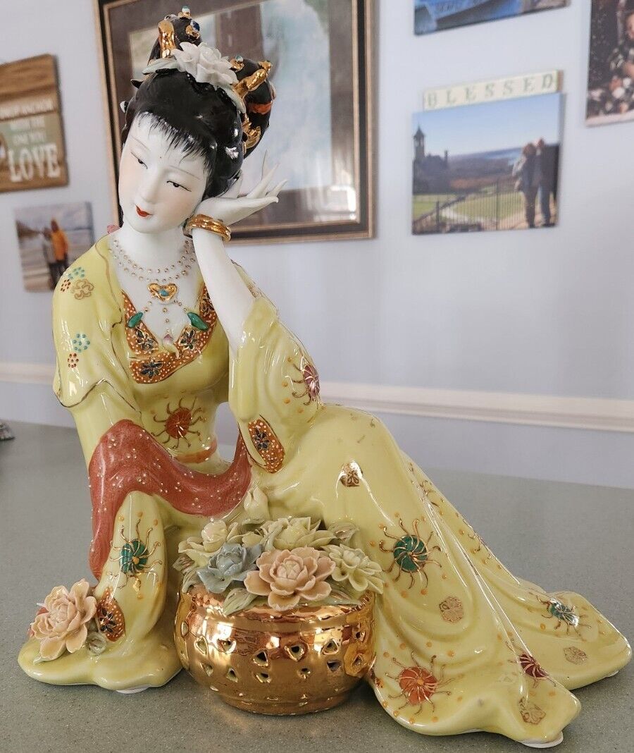 Vintage Porcelain Asian Geisha Girl Large, 13x13x6 Figurine Statue Yellow w/Gold