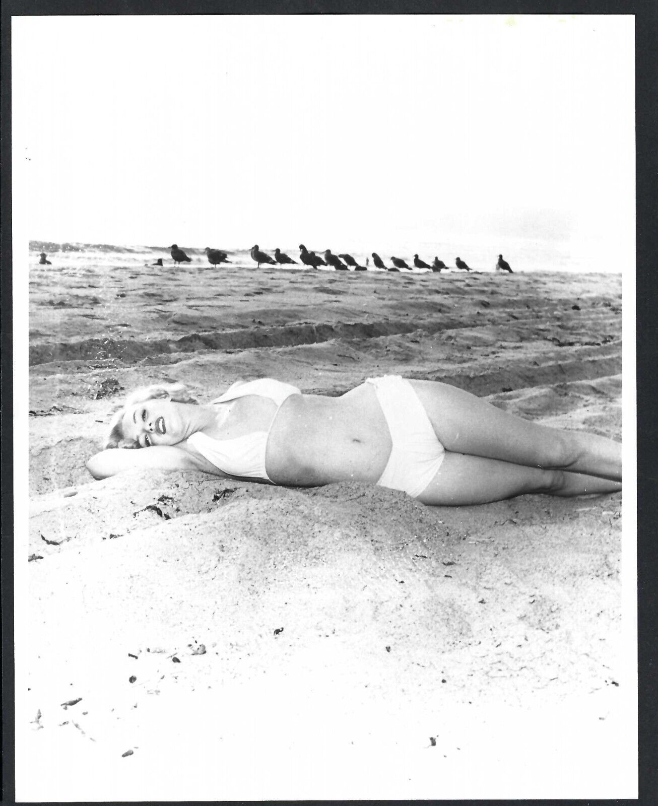 HOLLYWOOD MARILYN MONROE ACTRESS AT THE BEACH VINTAGE ORIGINAL PHOTO