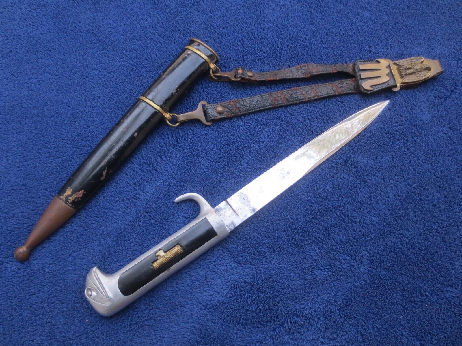 VERY RARE ORIGINAL WW2 ITALIAN OFFICER`S LONG DAGGER AND SCABBARD WITH HANGER