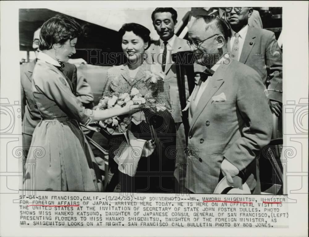 1955 Press Photo Mamoru Shigemitsu and daughter greeted in San Francisco.