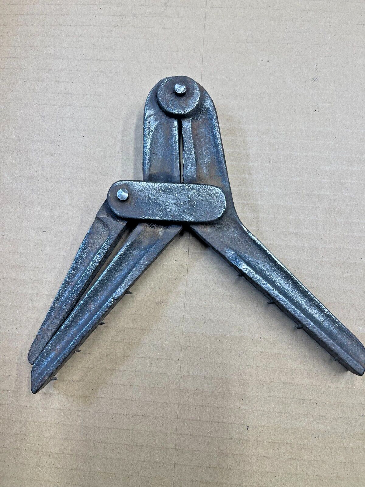VINTAGE EARLY CORNER MITER CLAMP - VERY GOOD COND