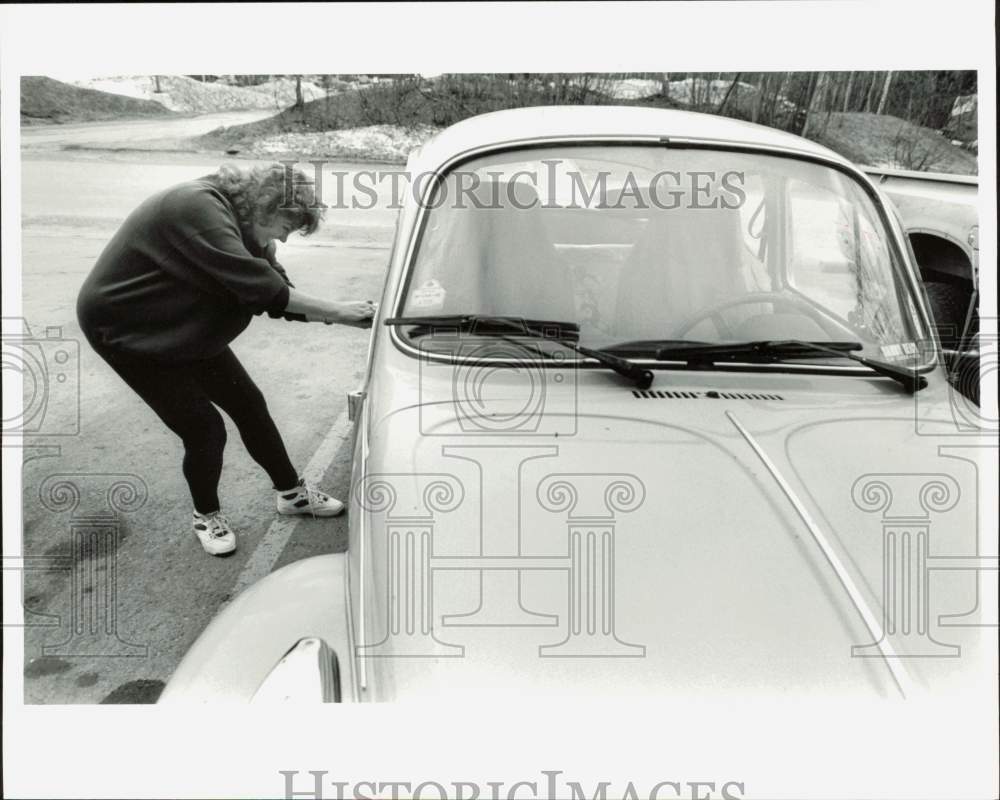 1995 Press Photo Terry Reed struggles to open door on her Volkswagen car, Alaska