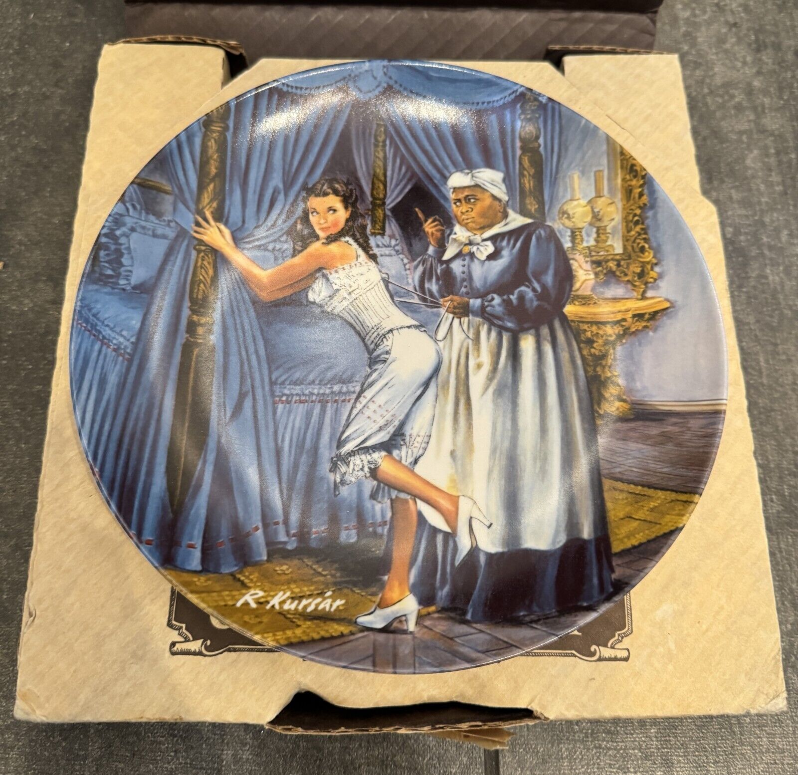KNOWLES COLLECTOR PLATE BY R.KURSAR - GONE WITH THE WIND - LACING SCARLETT