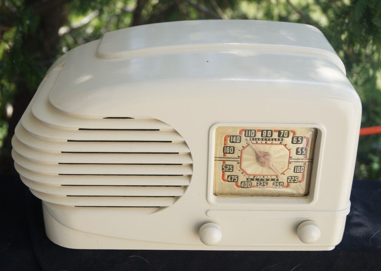Vintage 1947 Air Castle Model 106B Tube Radio - Works - Bakelite - Hard to find