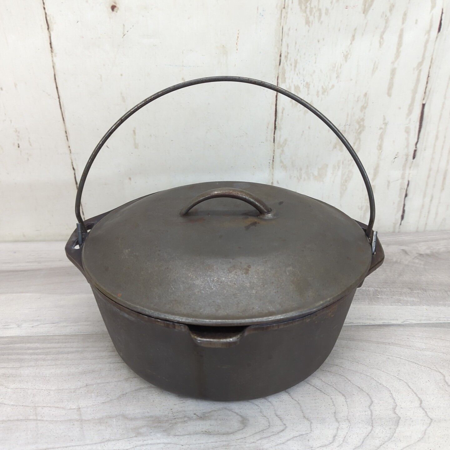 Vintage  Cast Iron 8 DO 5qt Dutch Oven with Lid and Wire Handle 10.25\
