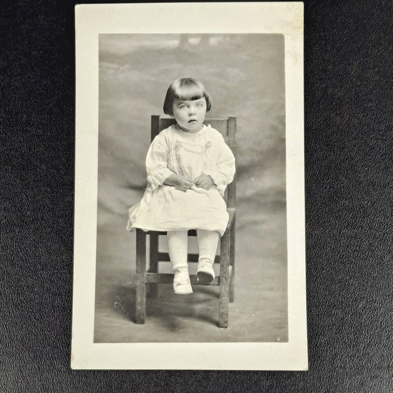 ANTIQUE WW1-ERA REAL PHOTO POST CARD OF LITTLE GIRL RPPC POSTCARD - UNPOSTED