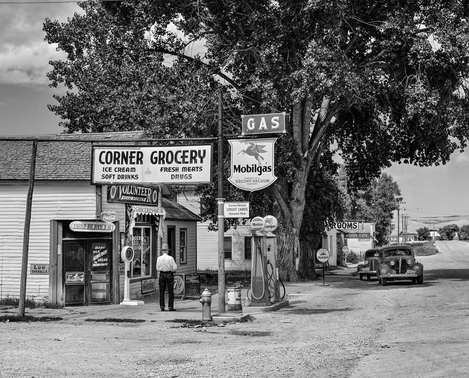 1941 WYOMING GENERAL STORE Mobil Gas 8.5x11 PHOTO  (205-V)