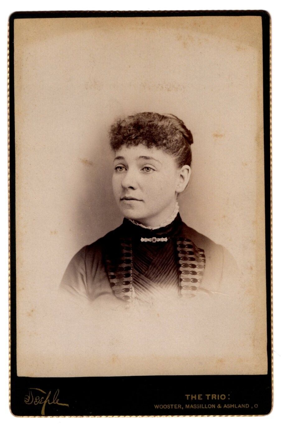 PORTRAIT OF A WOMAN : WOOSTER, MASSILLON, & ASHLAND, OHIO : CABINET CARD