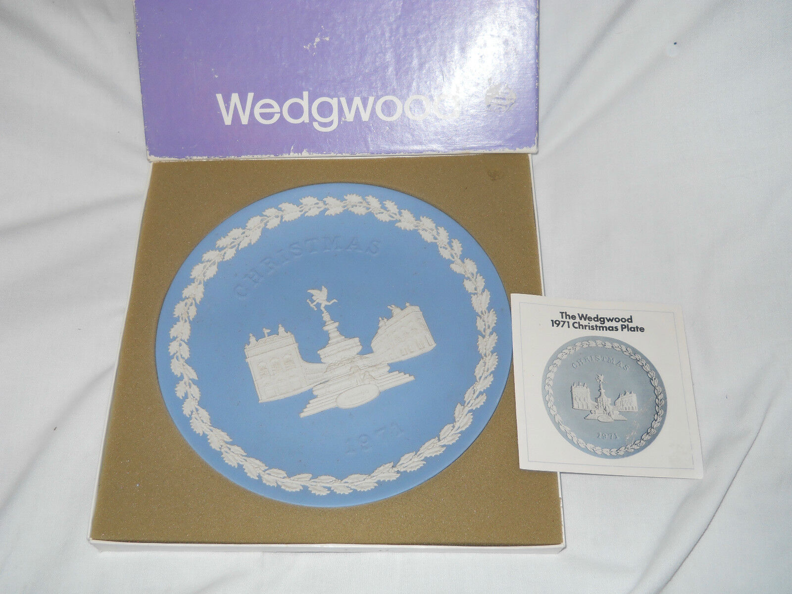 1971 Wedgwood Jasperware Piccailly Circus London Christmas Collector Plate