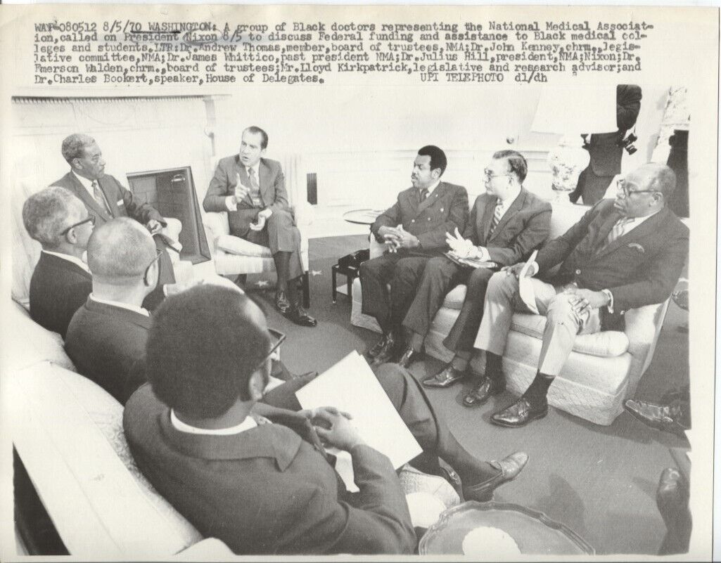 1970 Press Photo President Nixon w Black Doctors Discussing Funding for Colleges