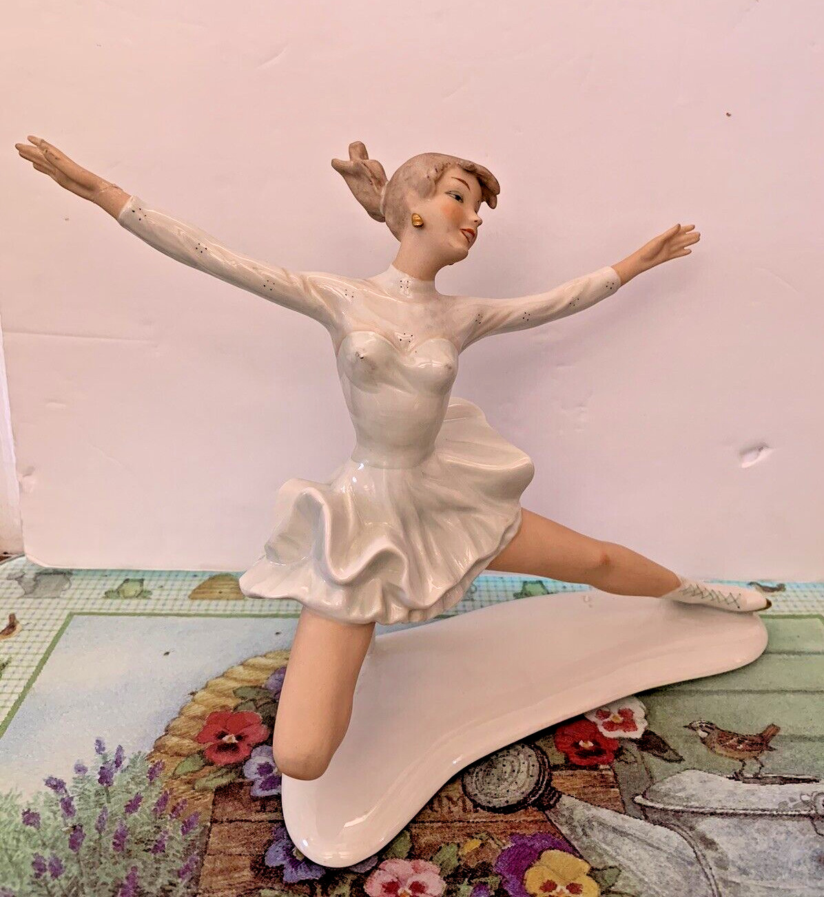 VTG WALLENDORF GERMANY  1663 ICE SKATER FIGURINE AS IS