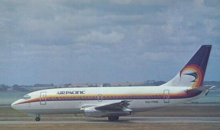 Air Pacific Fiji Boeing 737-200 DQ-FDM @ Auckland 1983 - postcard