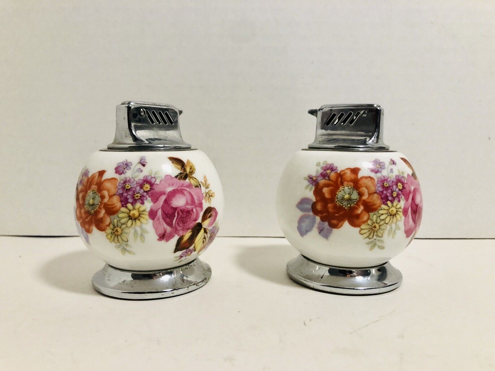 Two Vintage round porcelain floral design table lighter from Japan 3