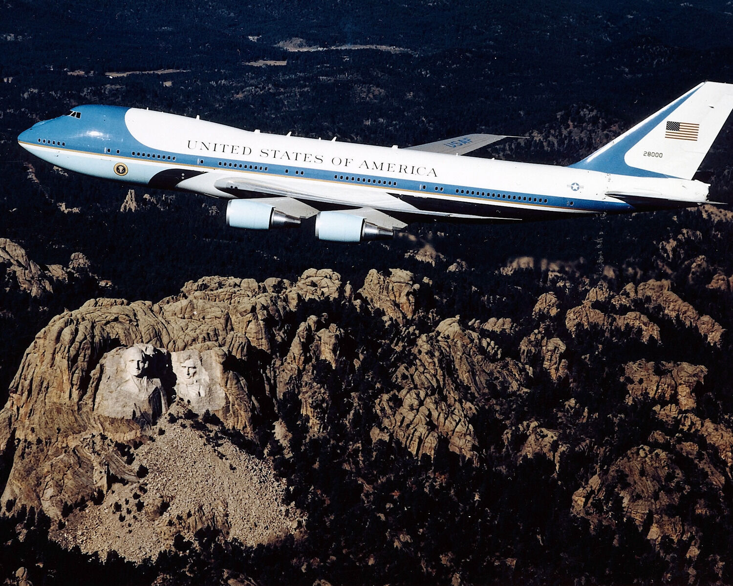 AIR FORCE ONE FLIES OVER MOUNT RUSHMORE MONUMENT - 8X10 PHOTO (AZ-241) 
