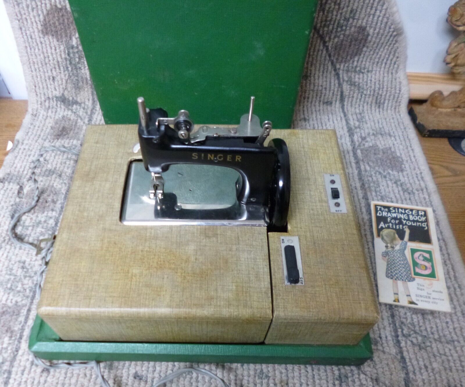 Vintage 1950\'s Singer Model 20 Childs Electric Sewing Machine