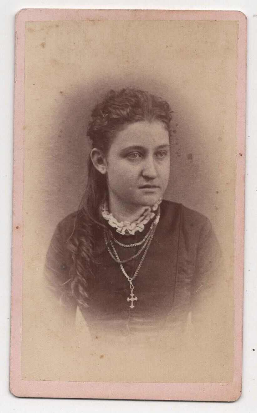 ANTIQUE CDV C. 1880s GORGEOUS YOUNG CHRISTIAN LADY IN FANCY DRESS WEARING CROSS
