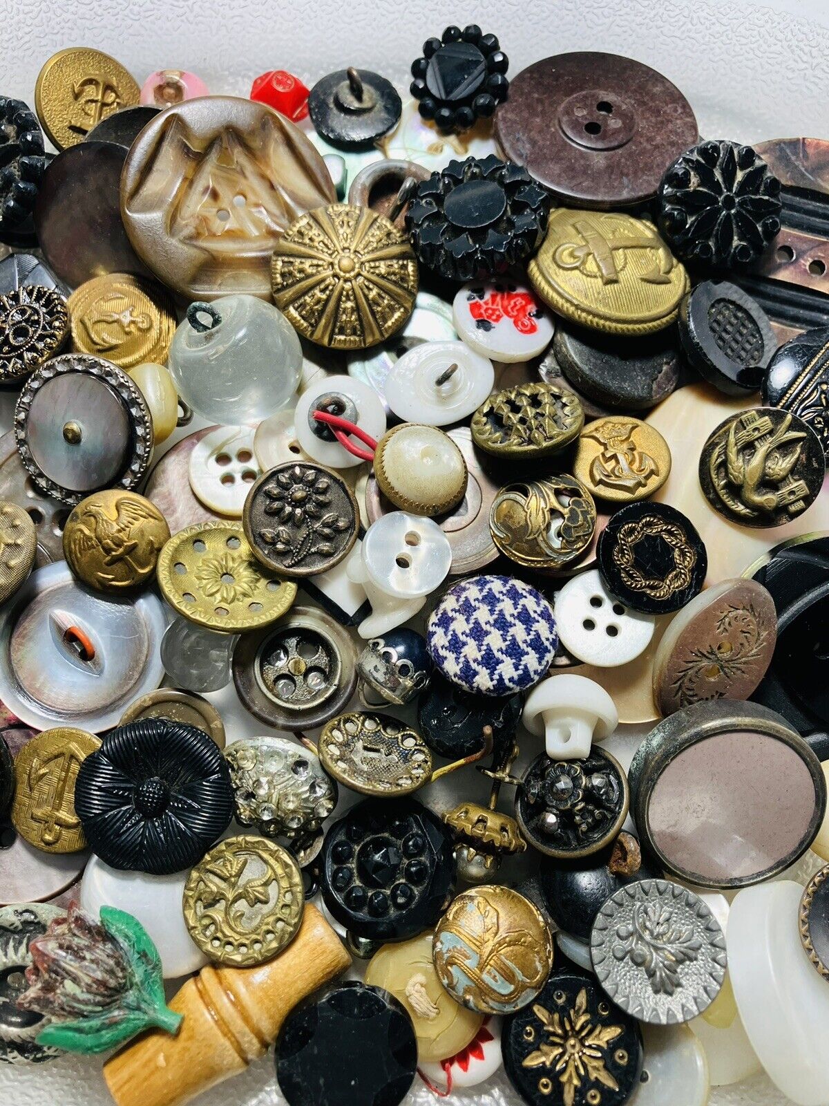 Antique Vintage Large Lot Of Buttons Metal Picture Mop Shell Black Glass Etc Z4