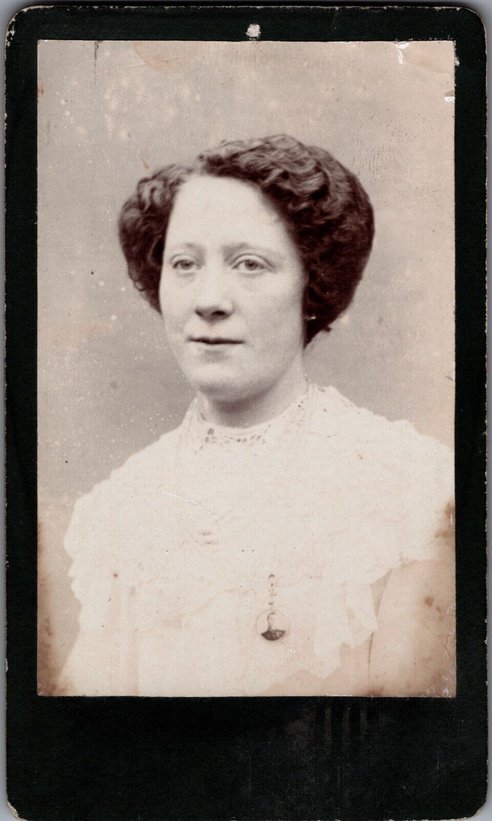 Antique CDV Photo Victorian Young Woman Portrait Carte de Visite 180s