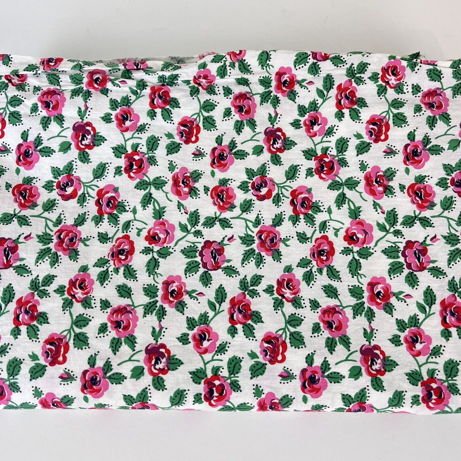 2yds+ Vintage Cotton Fabric 1940s 50 Red Roses Green Stems on White 36\