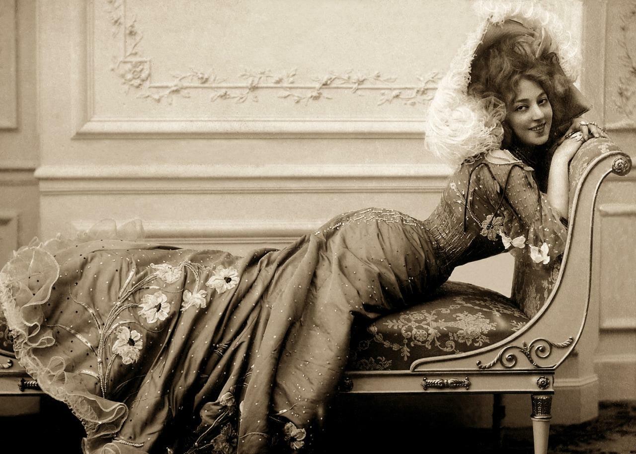 Antique Photo ... Actress Anna Held 1890\'s  Lounge  ... Photo Print 5x7