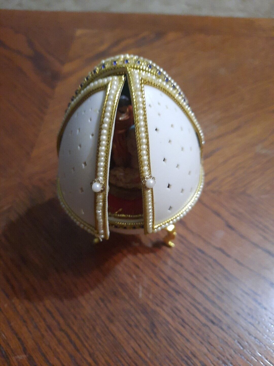 Vintage Musical Nativity Scene Egg with Footed Stand creme and gold color 6\