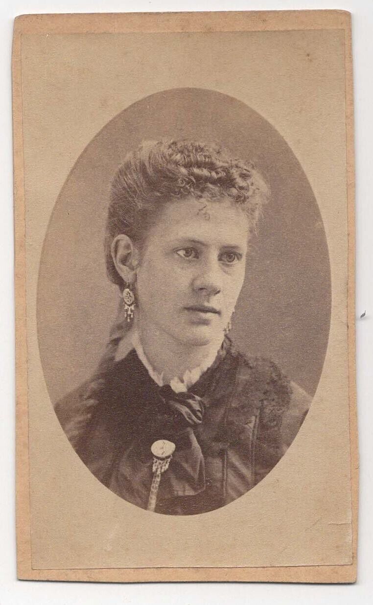 ANTIQUE CDV C. 1880s E. DECKER GORGEOUS YOUNG LADY IN FANCY DRESS CLEVELAND OHIO