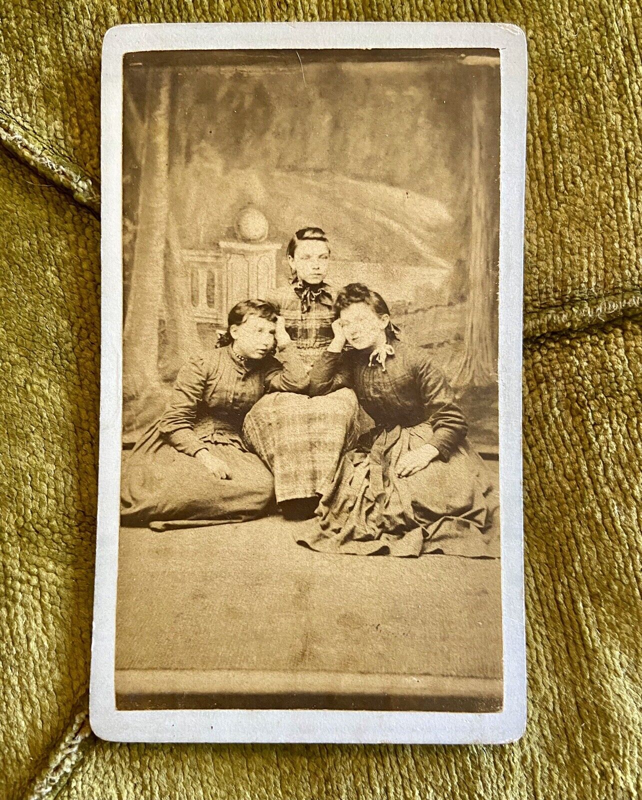 Antique CDV Photo Beautiful Young Women Great Backdrop ~ All Identified on Back