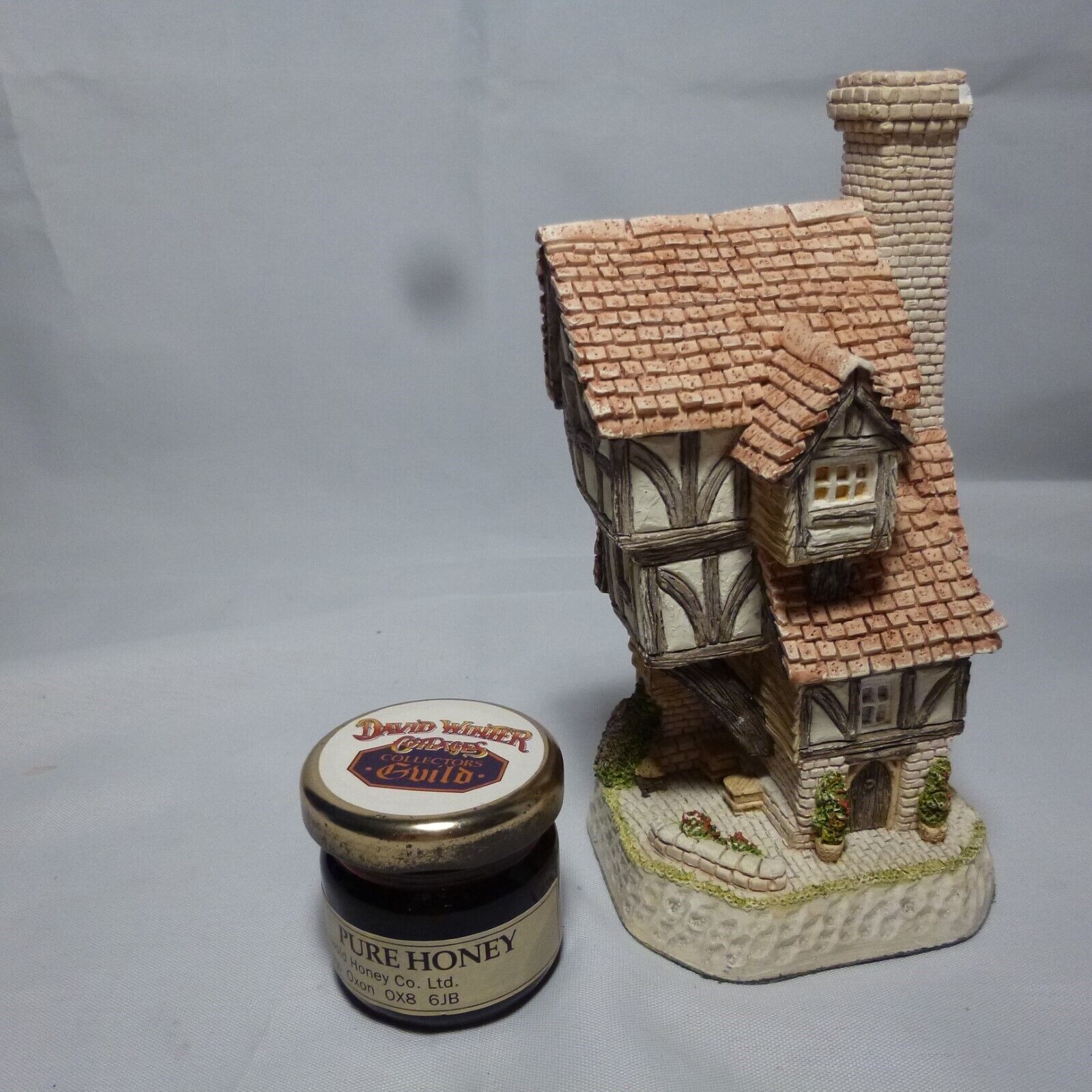 David Winter Cottages - THE BEEKEEPER\'S - Collectors Piece # 11 - 1991 - MINT