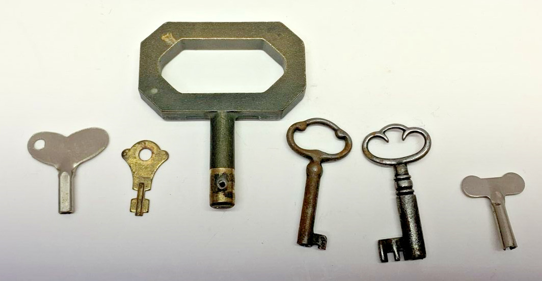 6 Assorted Vintage & Antique Keys Brass, Skeleton, Clock Winding, Barrel etc.