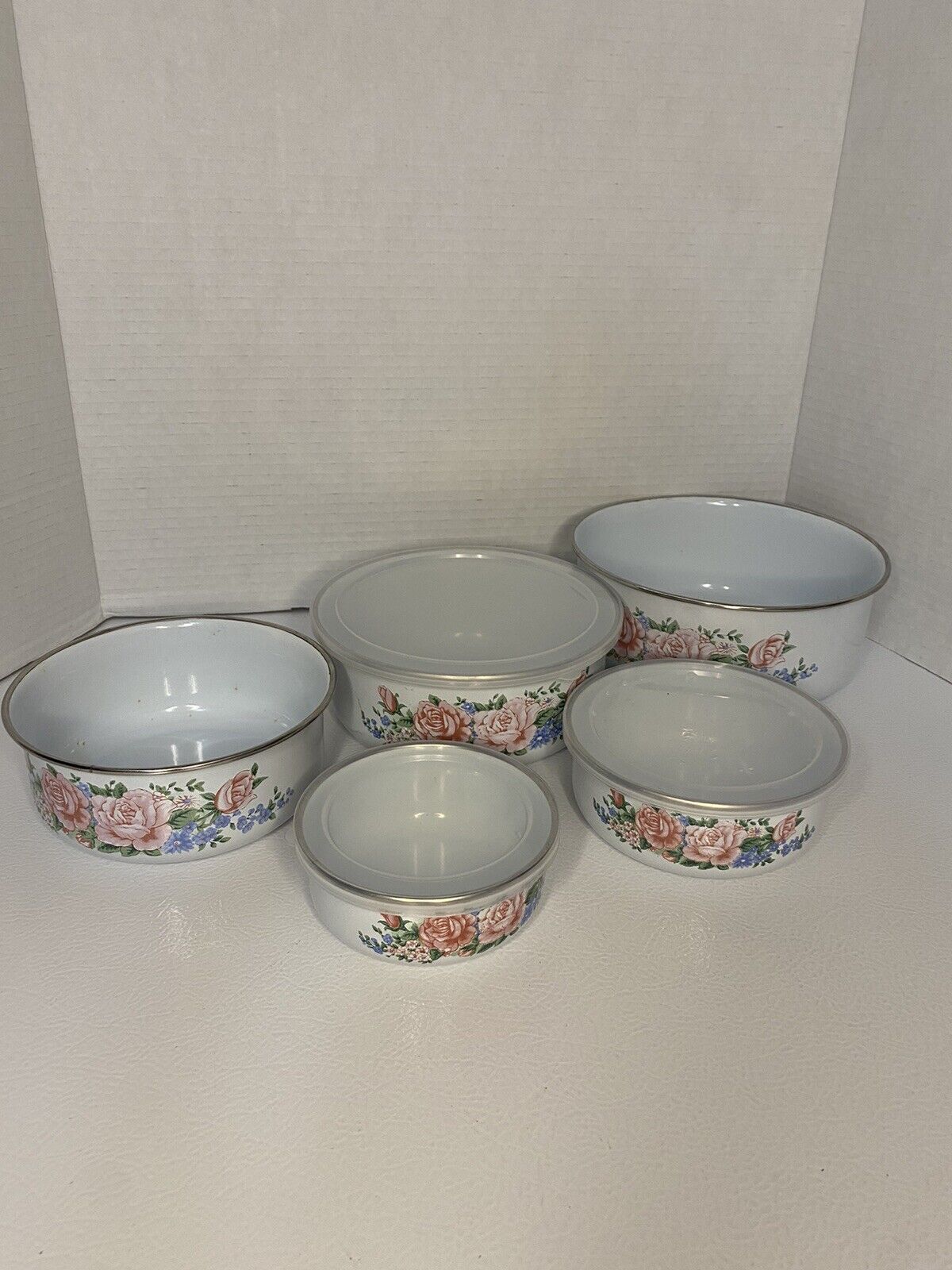 Vintage Porcelain Enamel Nesting Bowls Pink Rose Floral Kitchen Set of 5 w/ Lids