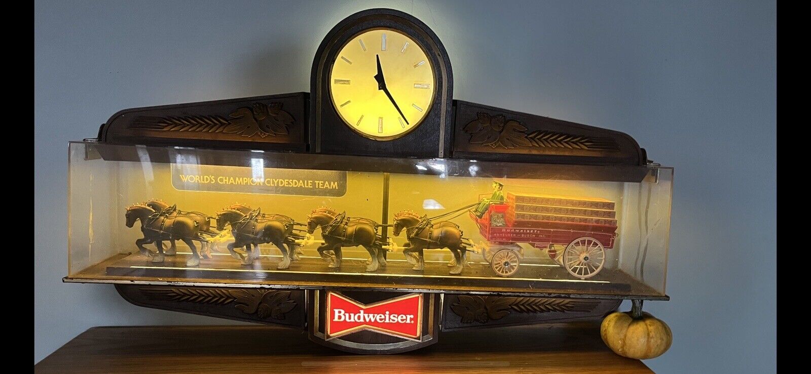 Working Vintage 1970’s Budweiser Clydesdales clock w/ Wagon Hanging light.