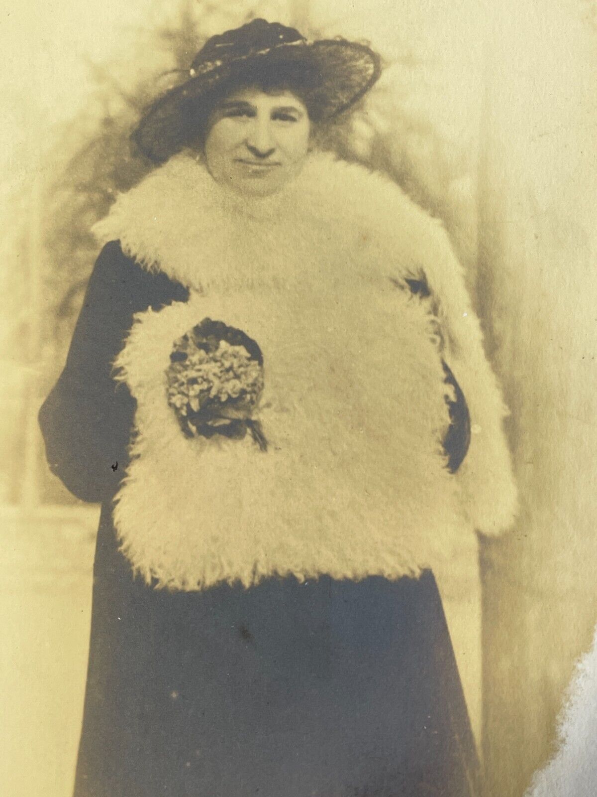 J1 Photo 1900-1910s Pretty Woman Profile Standing On Sidewalk Fur Coat Hand Muff