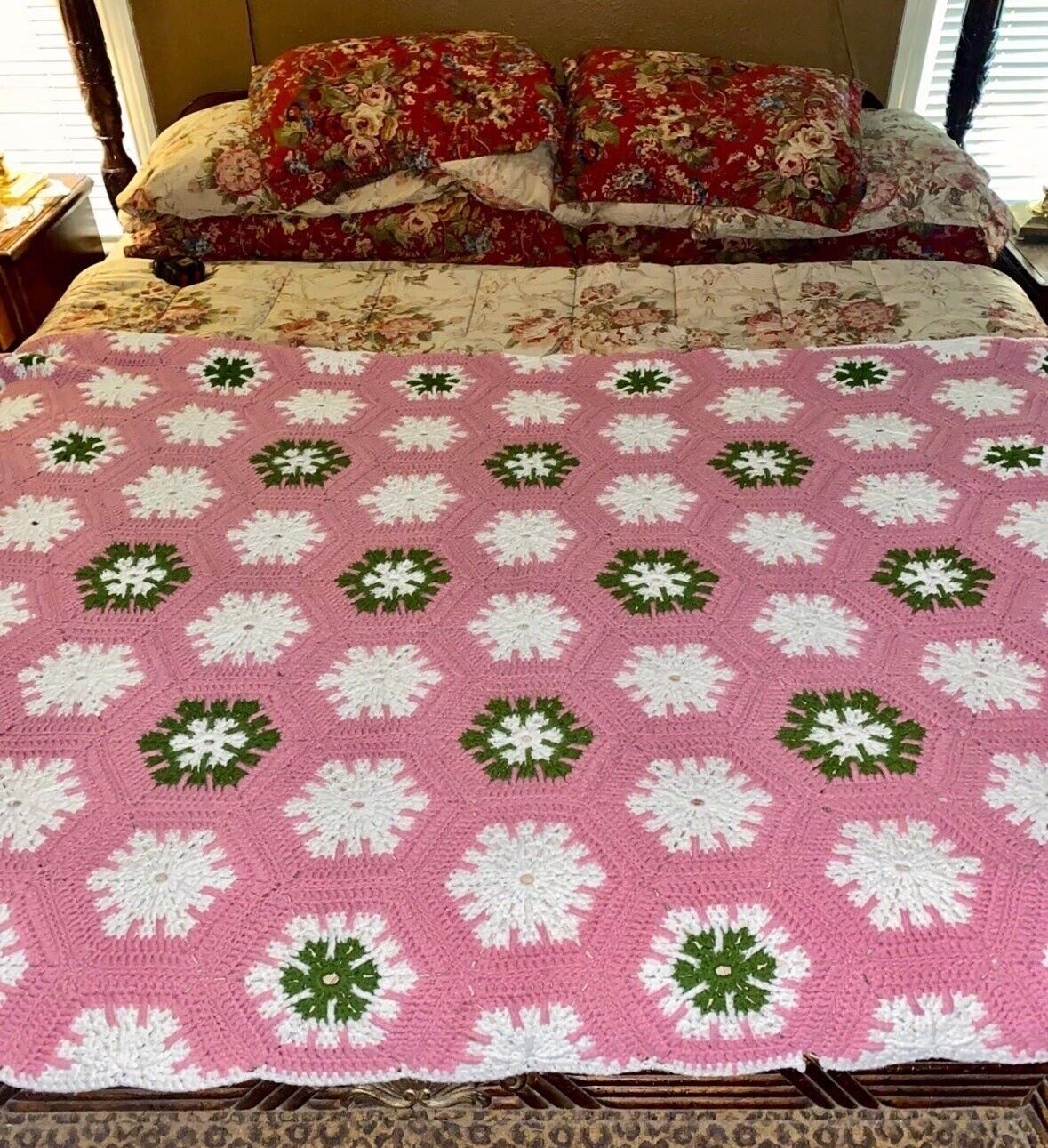Vtg Handmade Crocheted Snowflake Star bedspread quilt 84” x 48” Cottagecore  c2