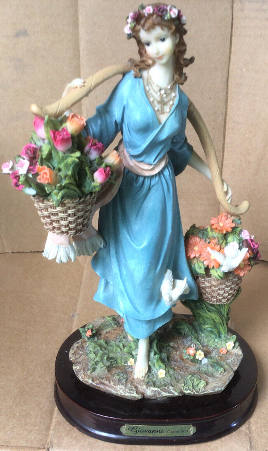 Beautiful GIOVANNI COLLECTION FIGURINE ELEGANT 13 - LADY WITH FLOWER STATUE