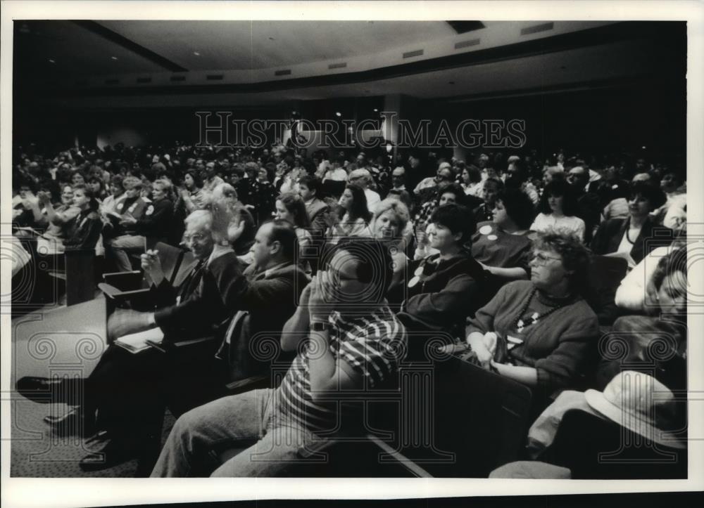 1993 Press Photo An overflow crowd at Waukesha School District - mja21561