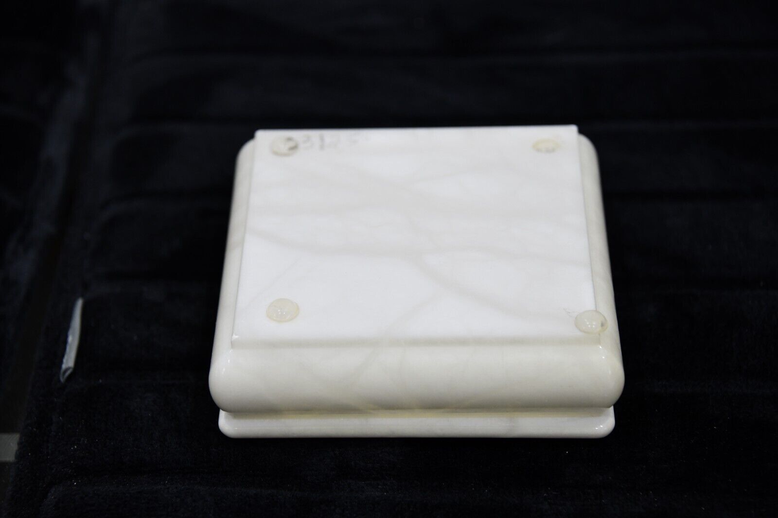 BRAND NEW Beautiful Ivory Color Genuine Alabaster Trinket Box with Swivel Lid
