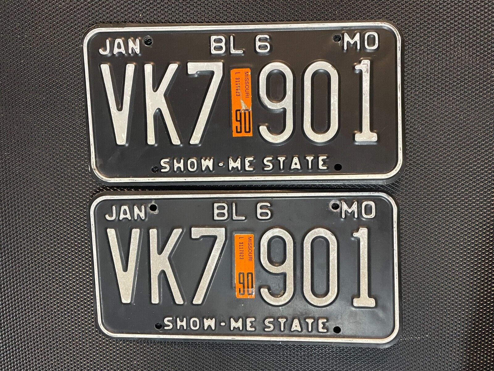 MISSOURI LICENSE PLATE PAIR TRUCK JANUARY 1990 VK7 901 SHOW-ME STATE