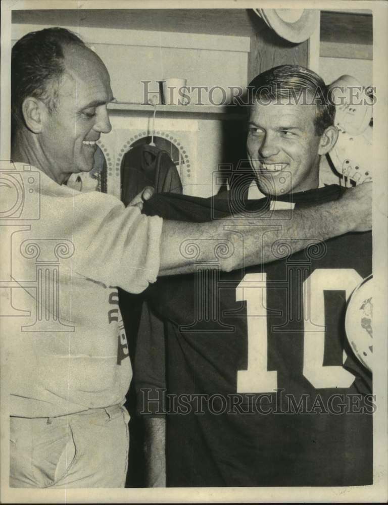 1967 Press Photo New England Patriots Quarterback Don Trull tries on jersey
