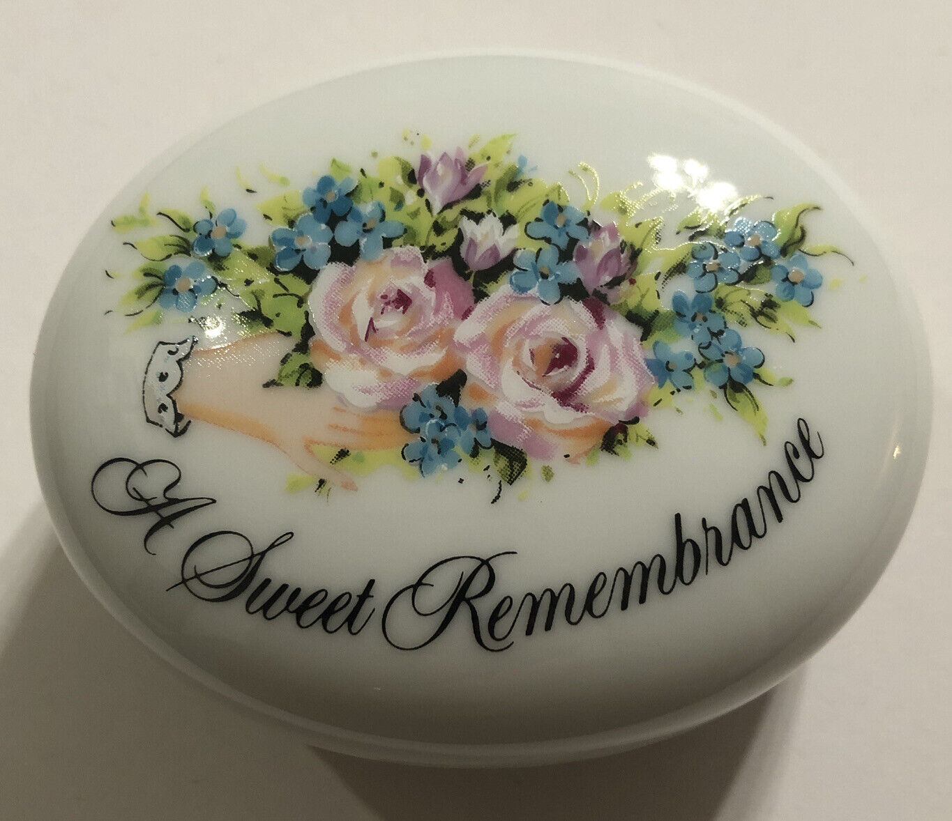 Vintage A Sweet Remembrance Porcelain Trinket Box Valentine\'s Day 1982 by Avon