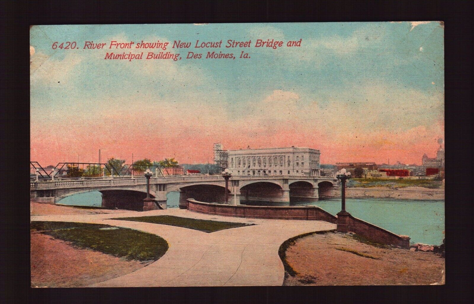 POSTCARD : IOWA - DES MOINES IA - RIVER FRONT SHOWING LOCUST STREET BRIDGE 1912