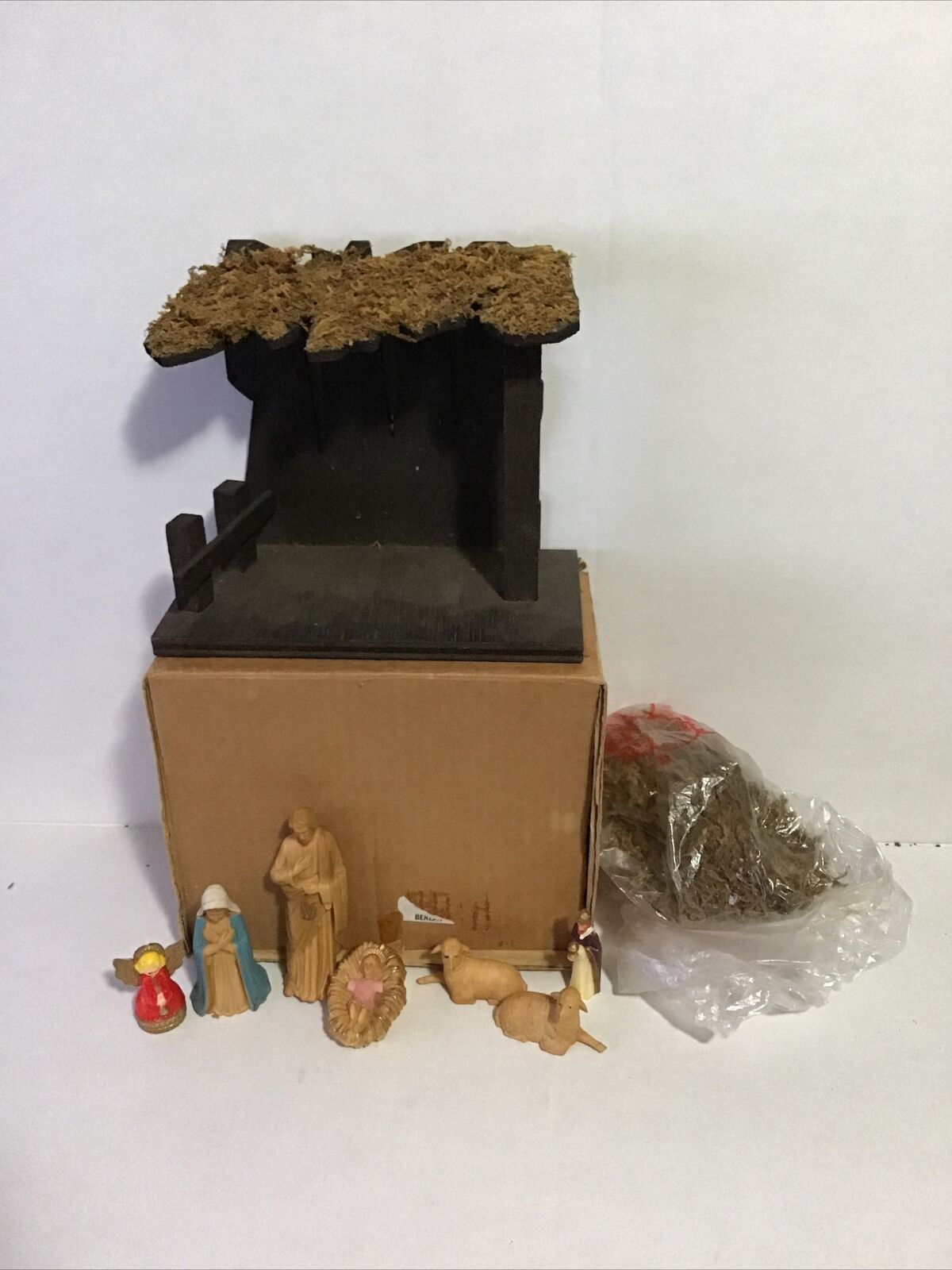 Vintage Christmas Nativity Manger Scene Stable Moss and Assorted Figures