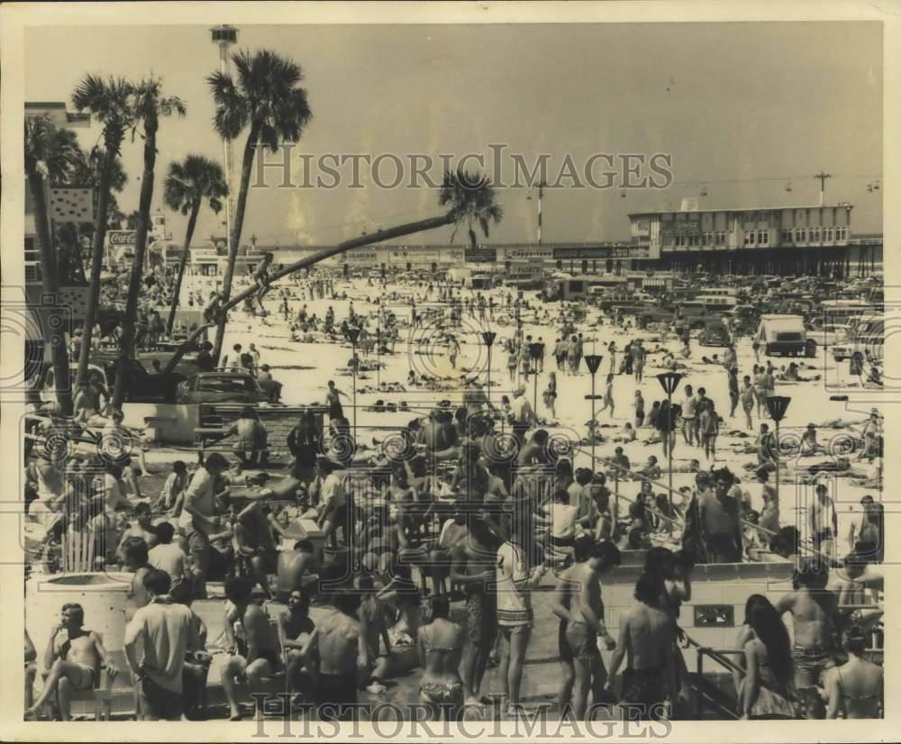 1975 Press Photo View of the beach in Daytona Beach, FL during Spring Break