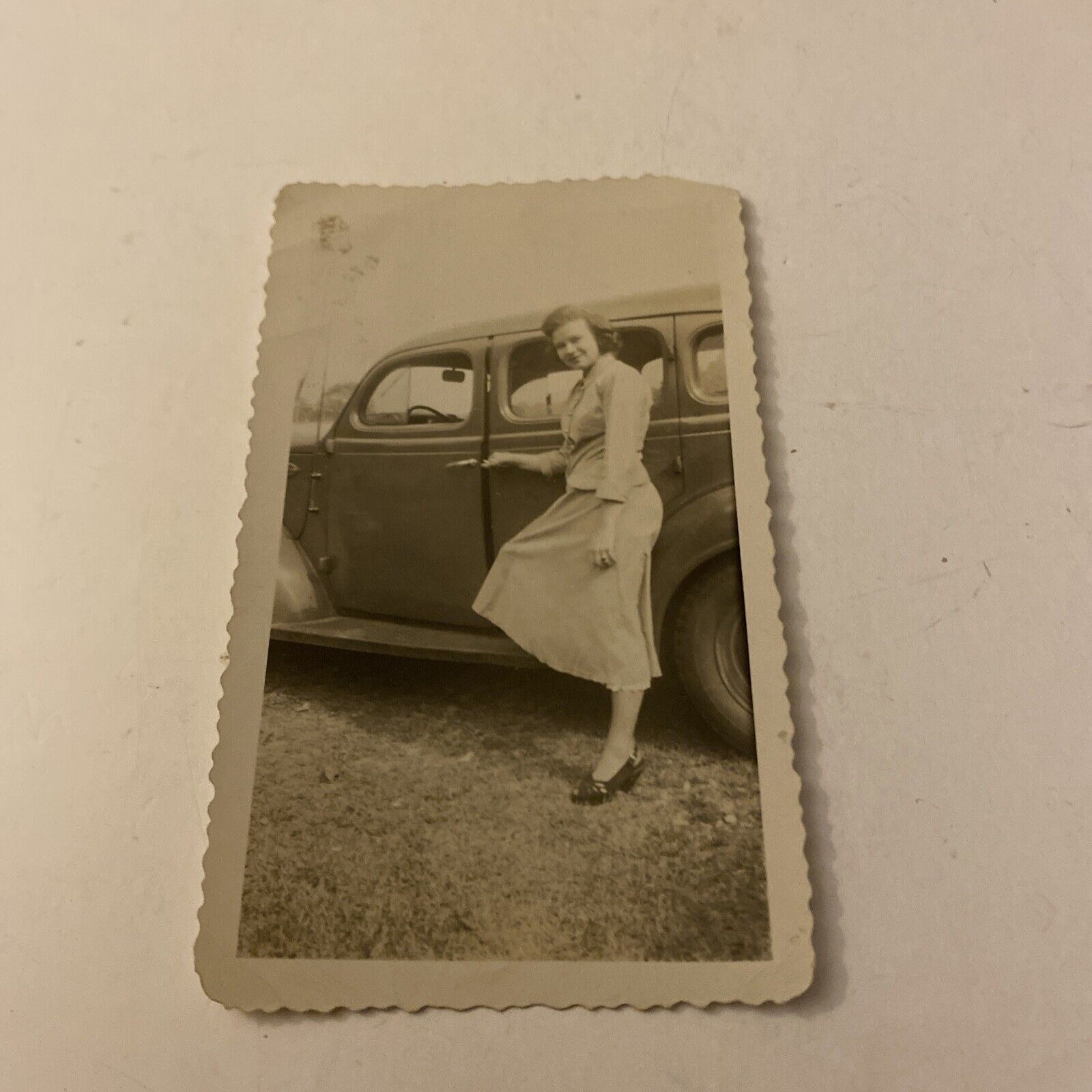 PRETTY GIRL STANDING NEAR CAR PHOTO