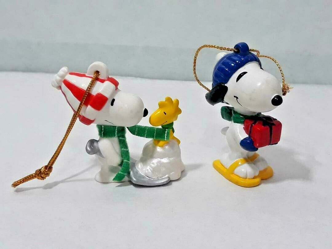 Vintage Lot of 2 Peanuts Snoopy Figure Holding Gift & WOODSTOCK Shoveling Snow 