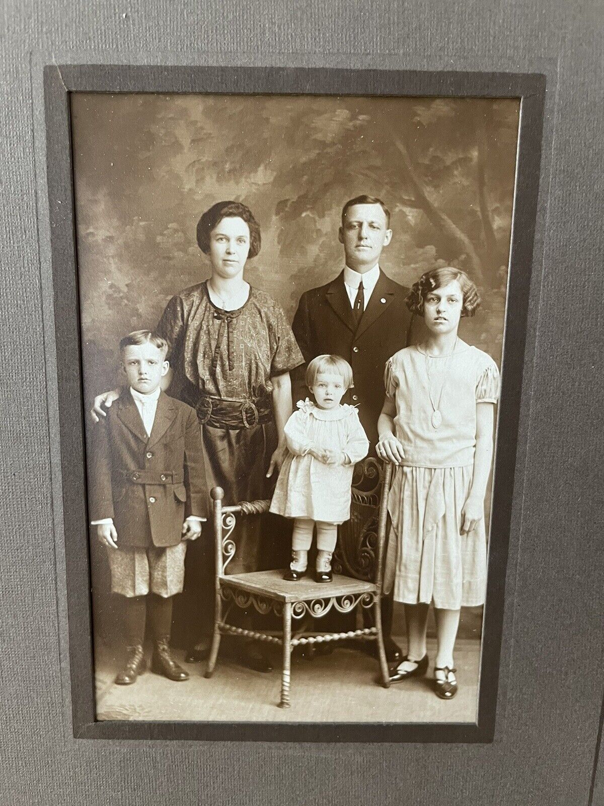 VTG ANTIQUE FORMAL PHOTOGRAPH OF 5-PERSON FAMILY ATTACHED TO CARDBOARD FOLDER